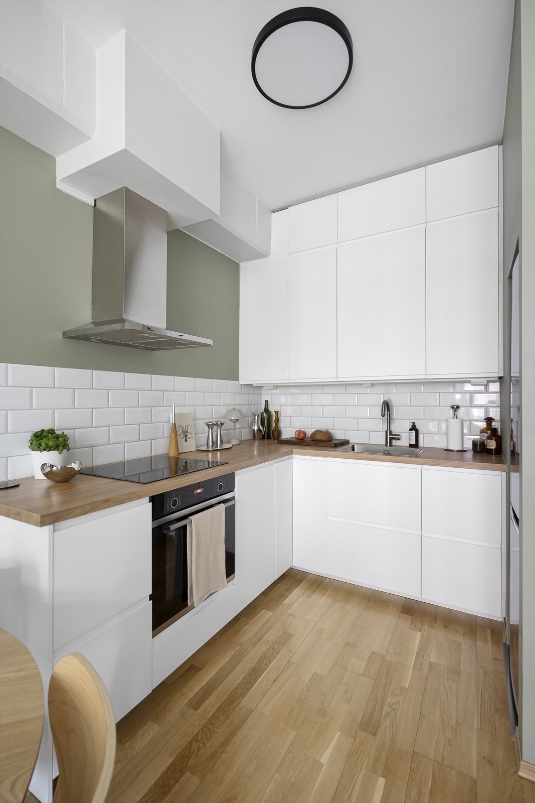 Innredningen består av nedfelt vaskekum og integrert induksjonstopp, stekeovn og oppvaskmaskin. Galleribilde