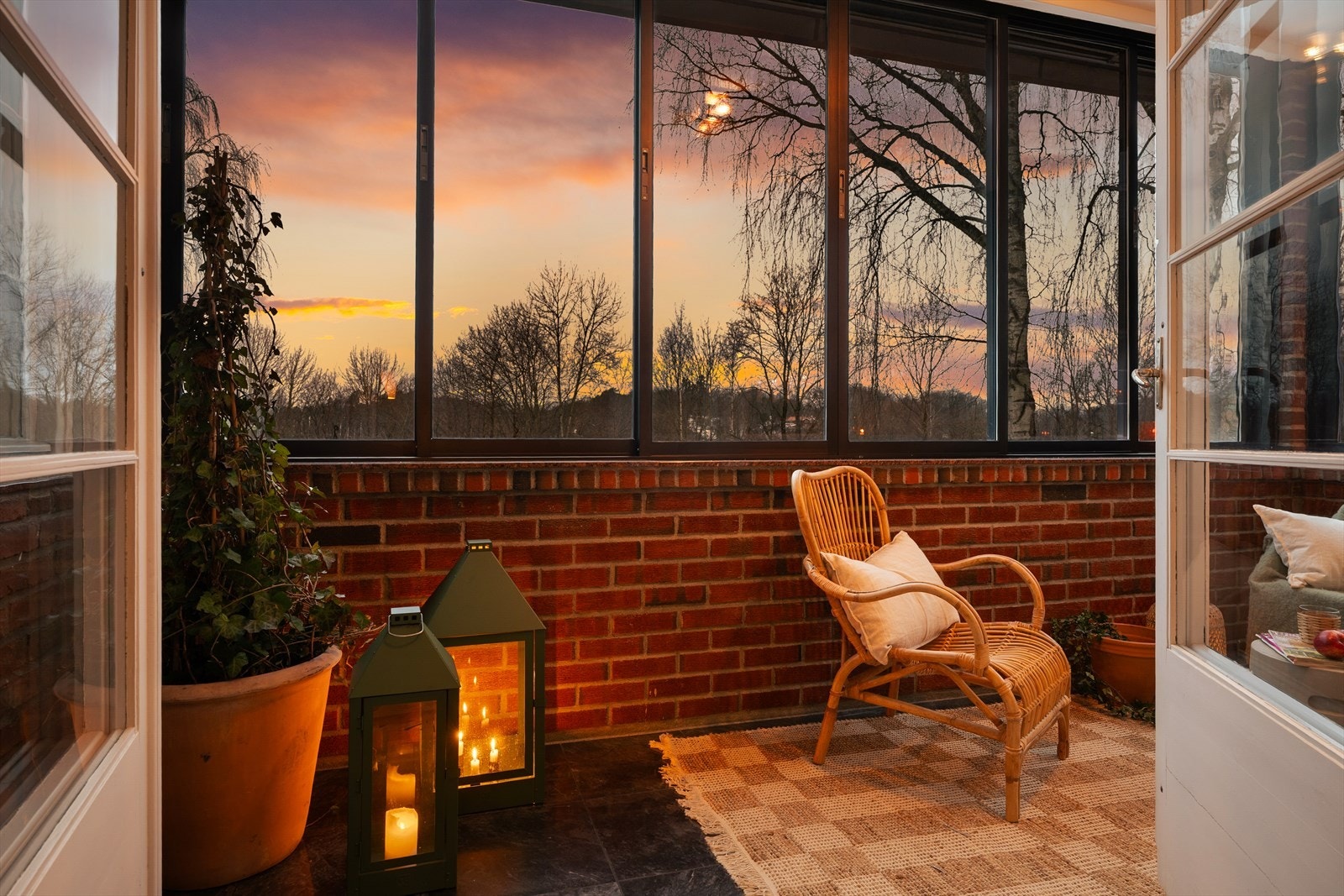 Leiligheten har en innglasset balkong som forlenger bruken av uteplassen Galleribilde