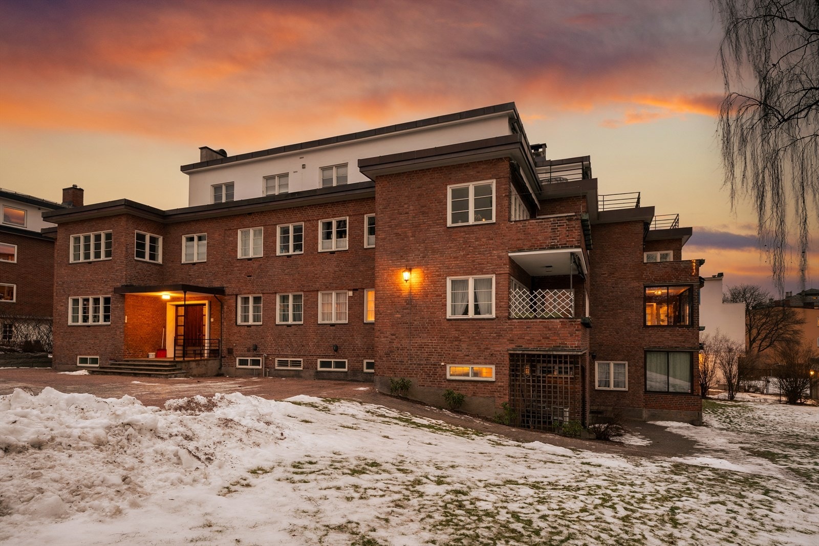 Bygget er oppført på 30-tallet i typisk funkisarkitektur av arkitekt Arnstein Arneberg Galleribilde