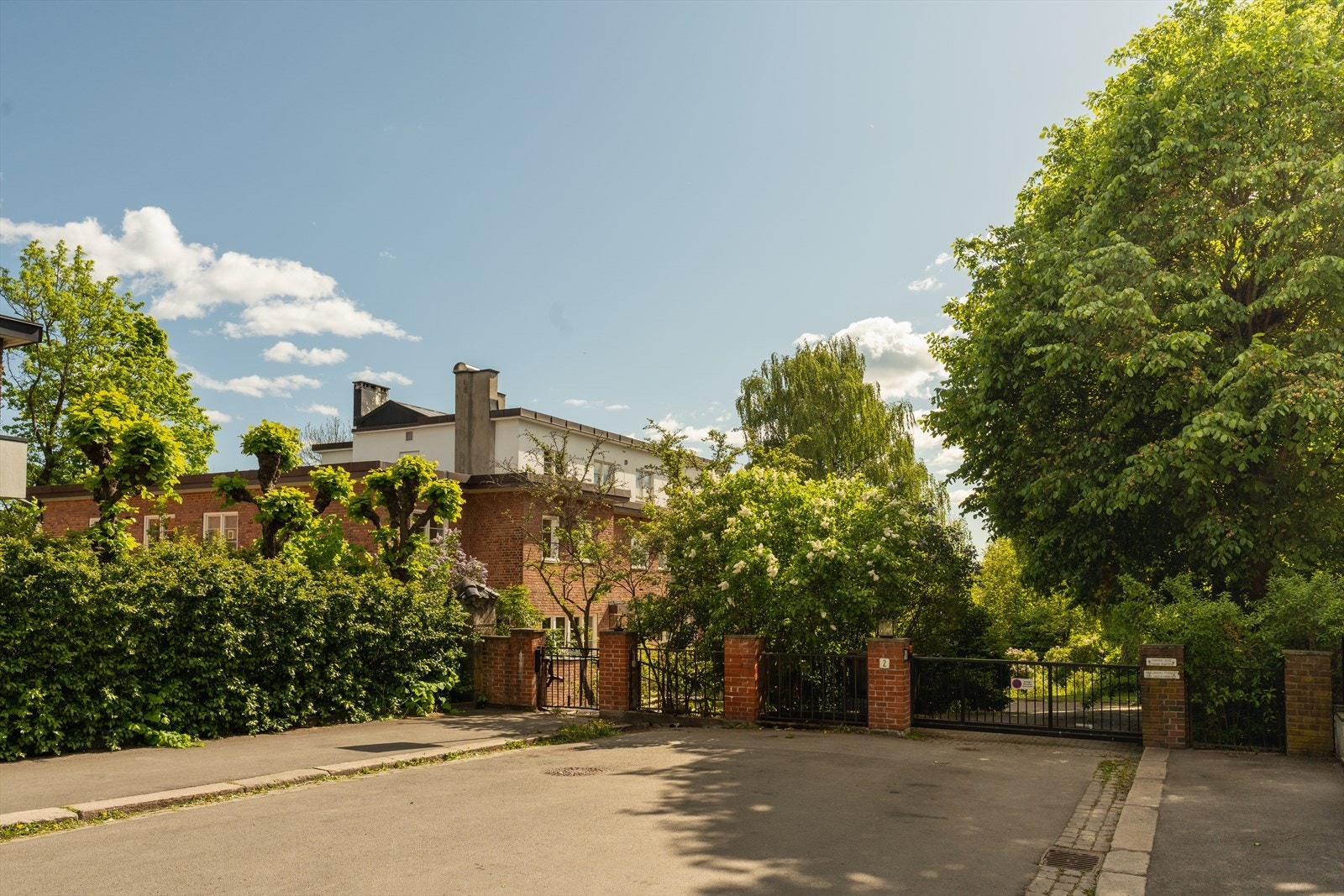 Bygget ligger usjenert til innerst i gaten. Automatisk port ved innkjørselen Galleribilde