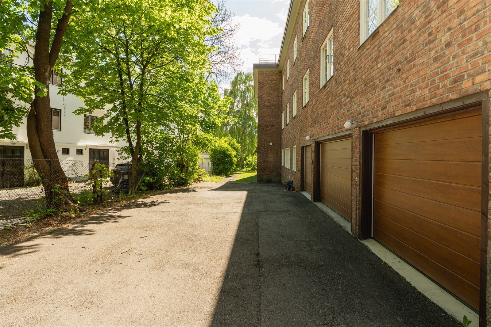 Det medfølger en biloppstillingsplass i bakgård Galleribilde