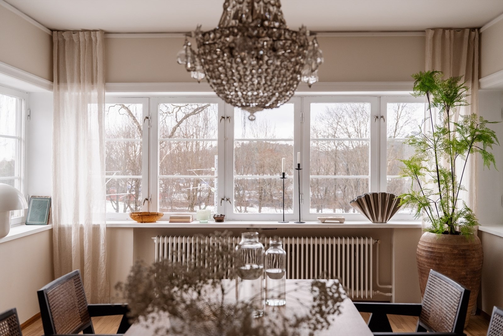 De store vindusflatene gir mye lys Galleribilde