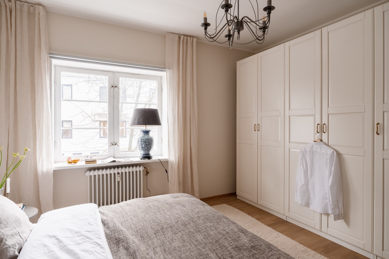 Hovedsoverom har godt med garderobeskap Galleribilde