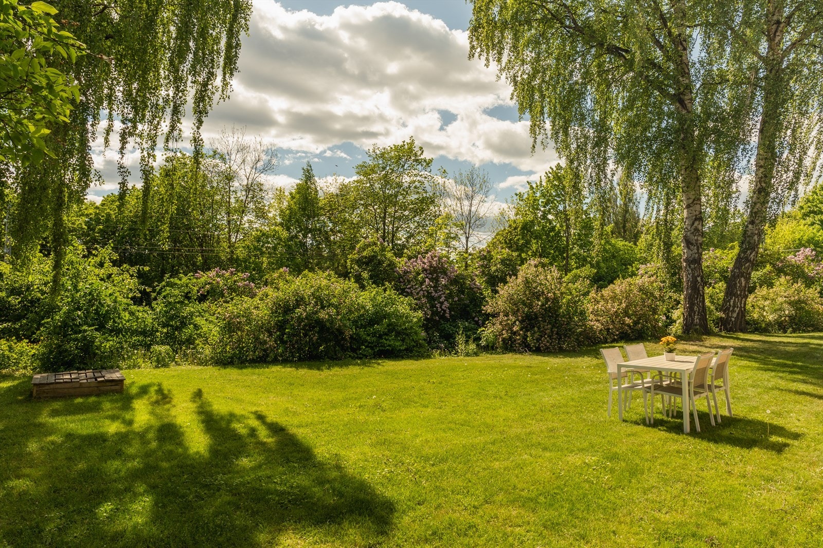 Idyllisk og pent opparbeidet hage Galleribilde