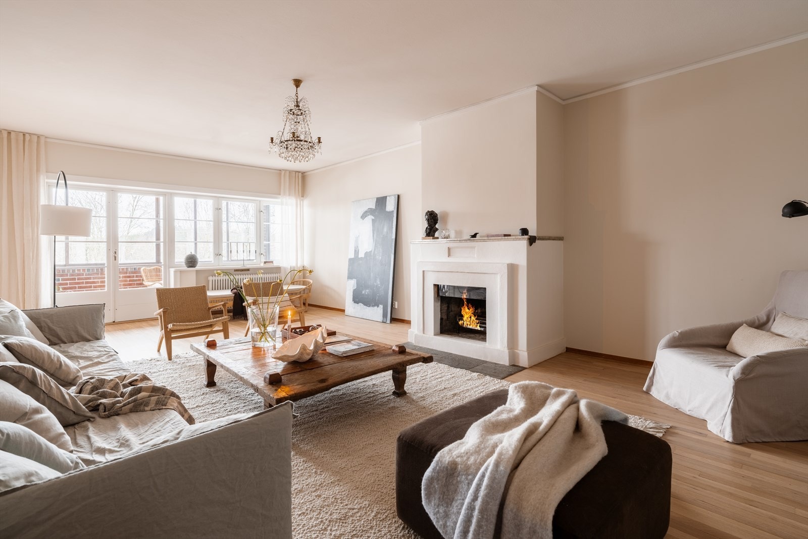 Romslig stue på nesten 40 kvm med peis Galleribilde