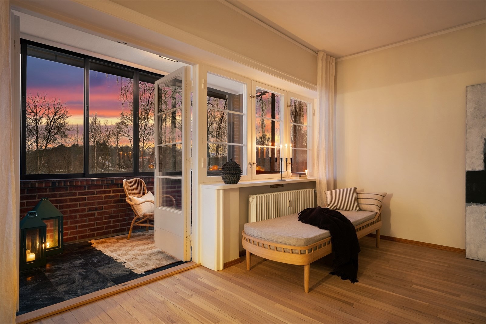 Utgang til balkong fra stuen Galleribilde