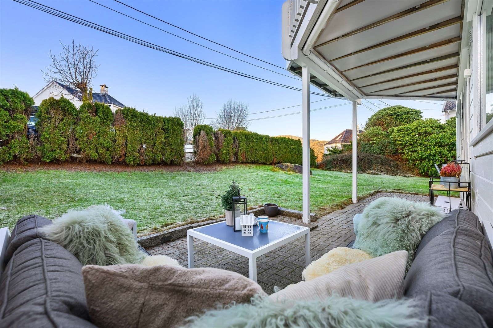 Vestvendt hage med takoverbygd del Galleribilde