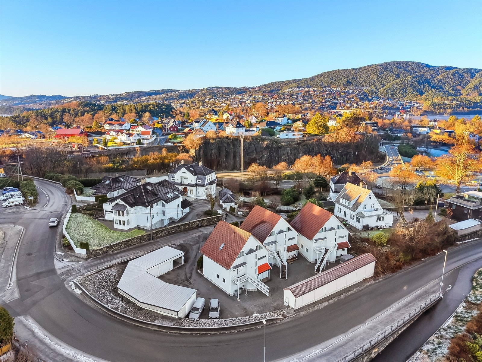 Sameiet består av 3 stk tomannsboliger, garasjerekke og bodrekke Galleribilde