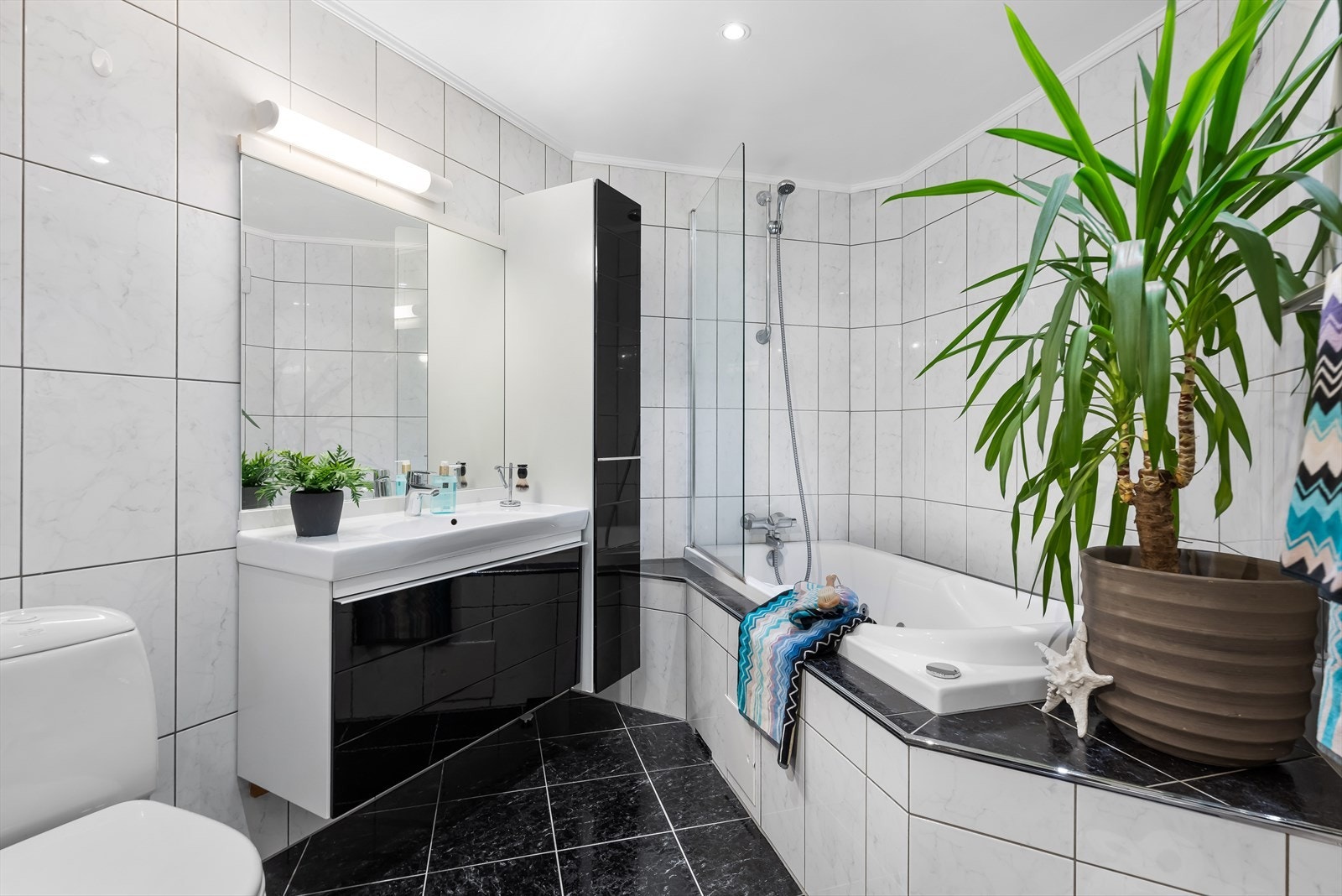 Pent helfliset baderom Galleribilde