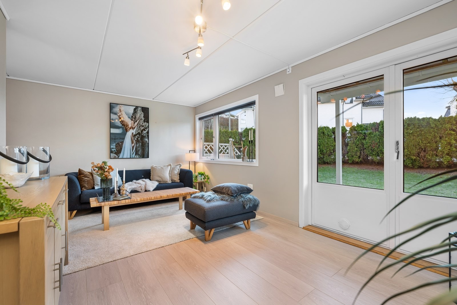 Lys og trivelig stue. Varmekabler i gulv. Galleribilde