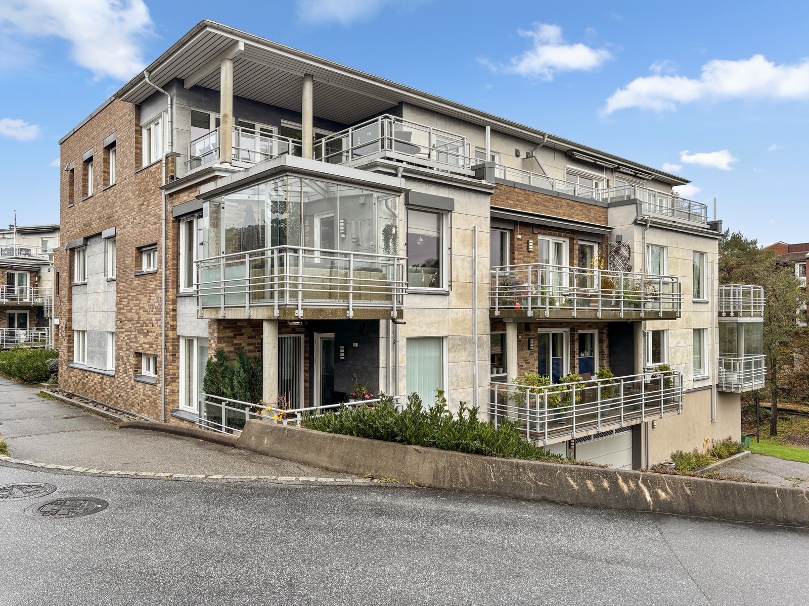 Fasade. Leiligheten er lokalisert i bakre del av bygget og har en skjermet beliggenhet. Galleribilde