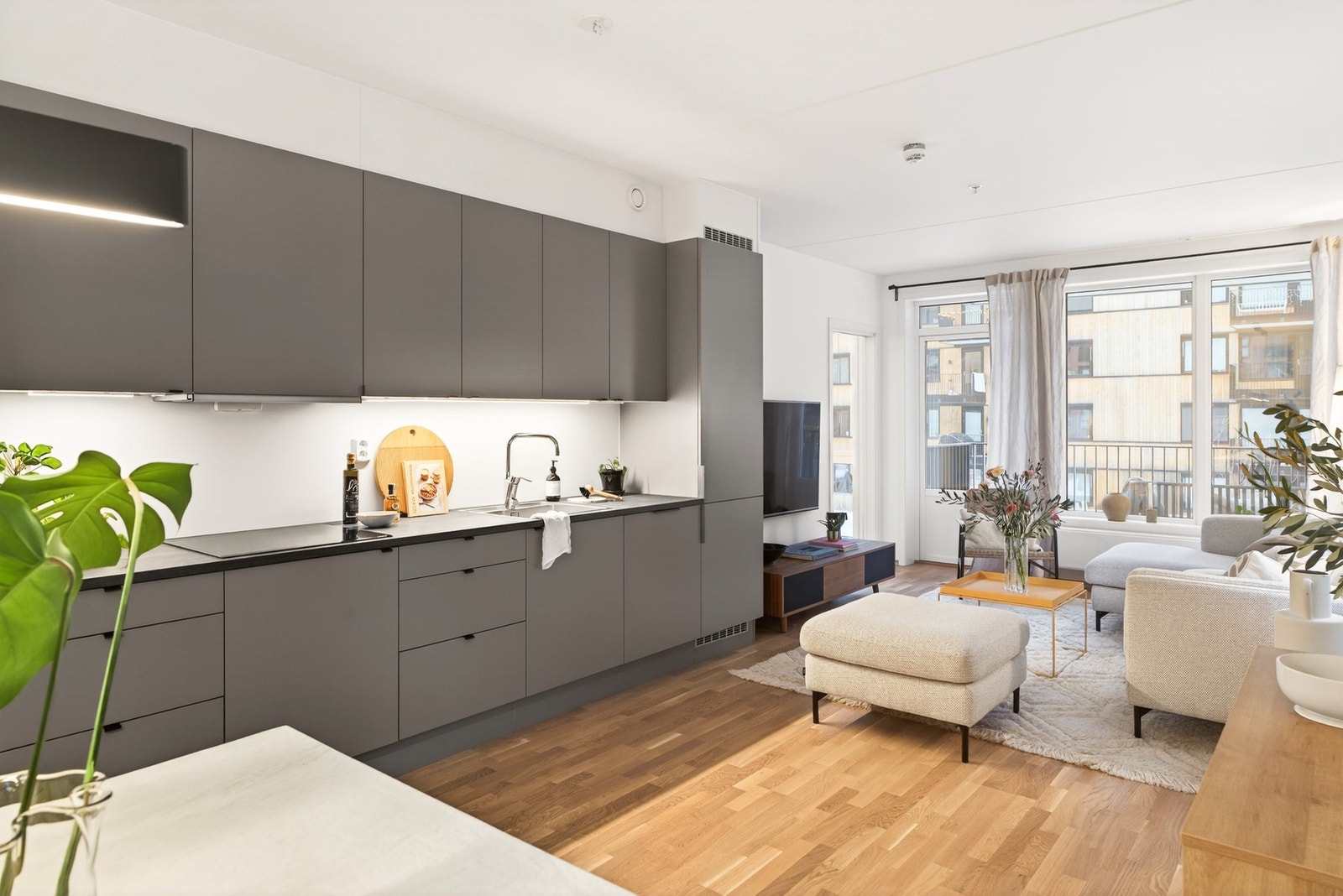 Boligen har en stilren takhøy kjøkkeninnredning fra HTH. Galleribilde