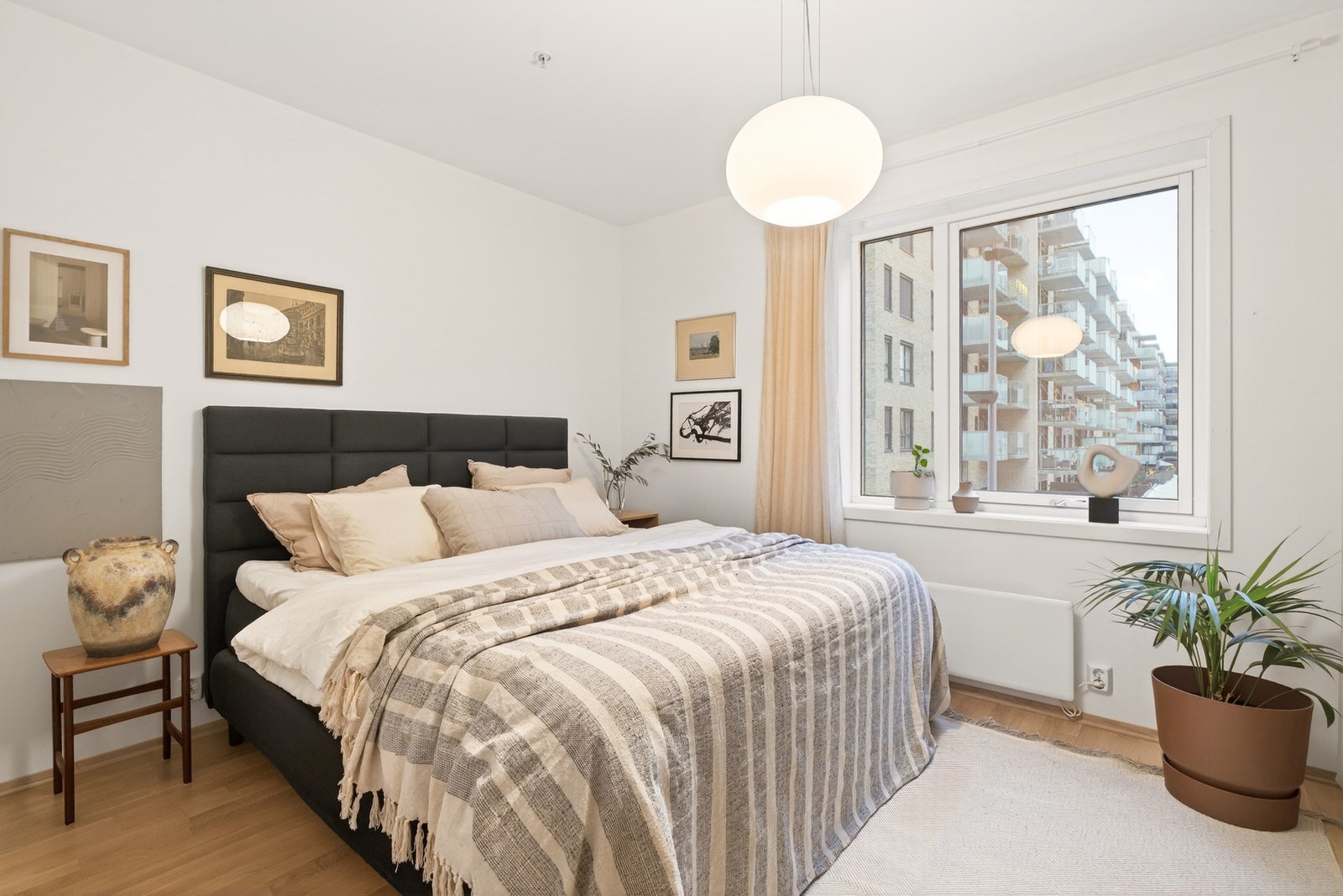 Boligens hovedsoverom har god plass til bred dobbeltseng og tilhørende nattbord. Galleribilde