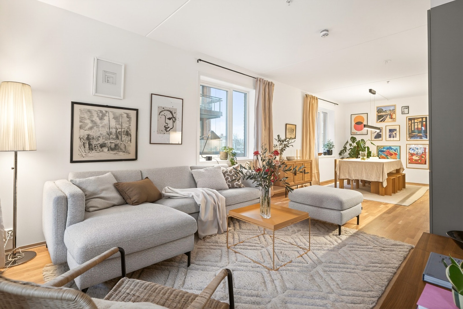 Boligen har parkettgulv og lyse overflater. Galleribilde