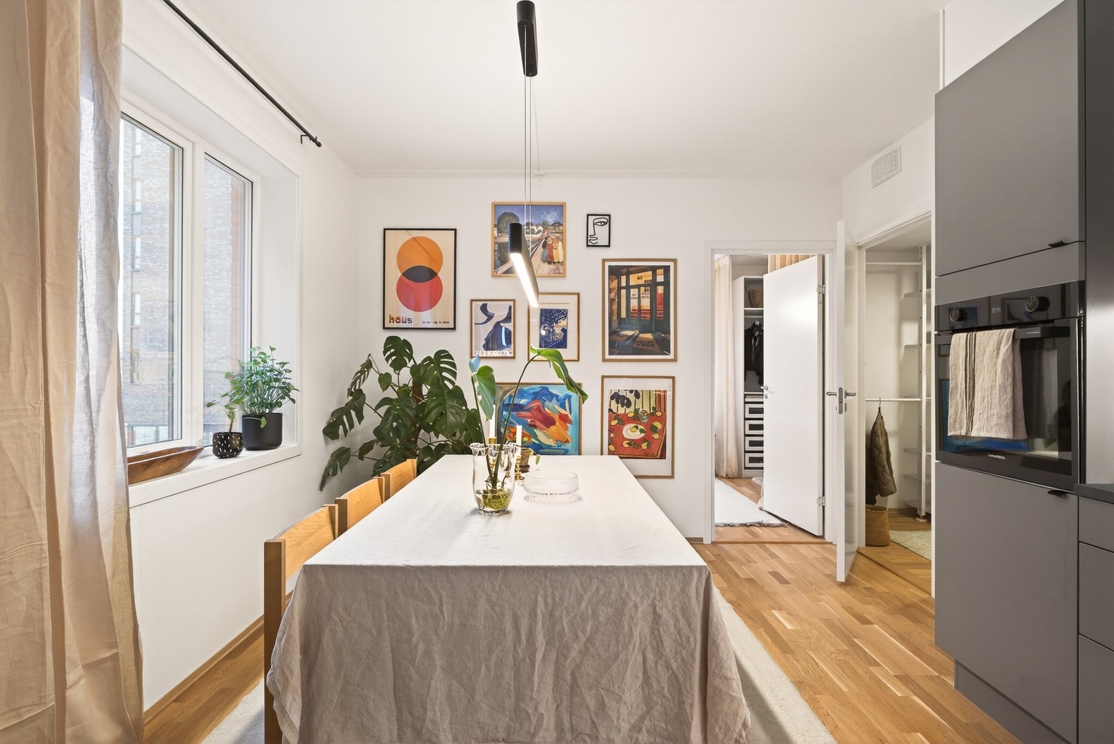 Leiligheten ligger svært sentralt på Løren, med umiddelbar nærhet til et rikelig tilbud av service- og kollektivtilbud. Galleribilde