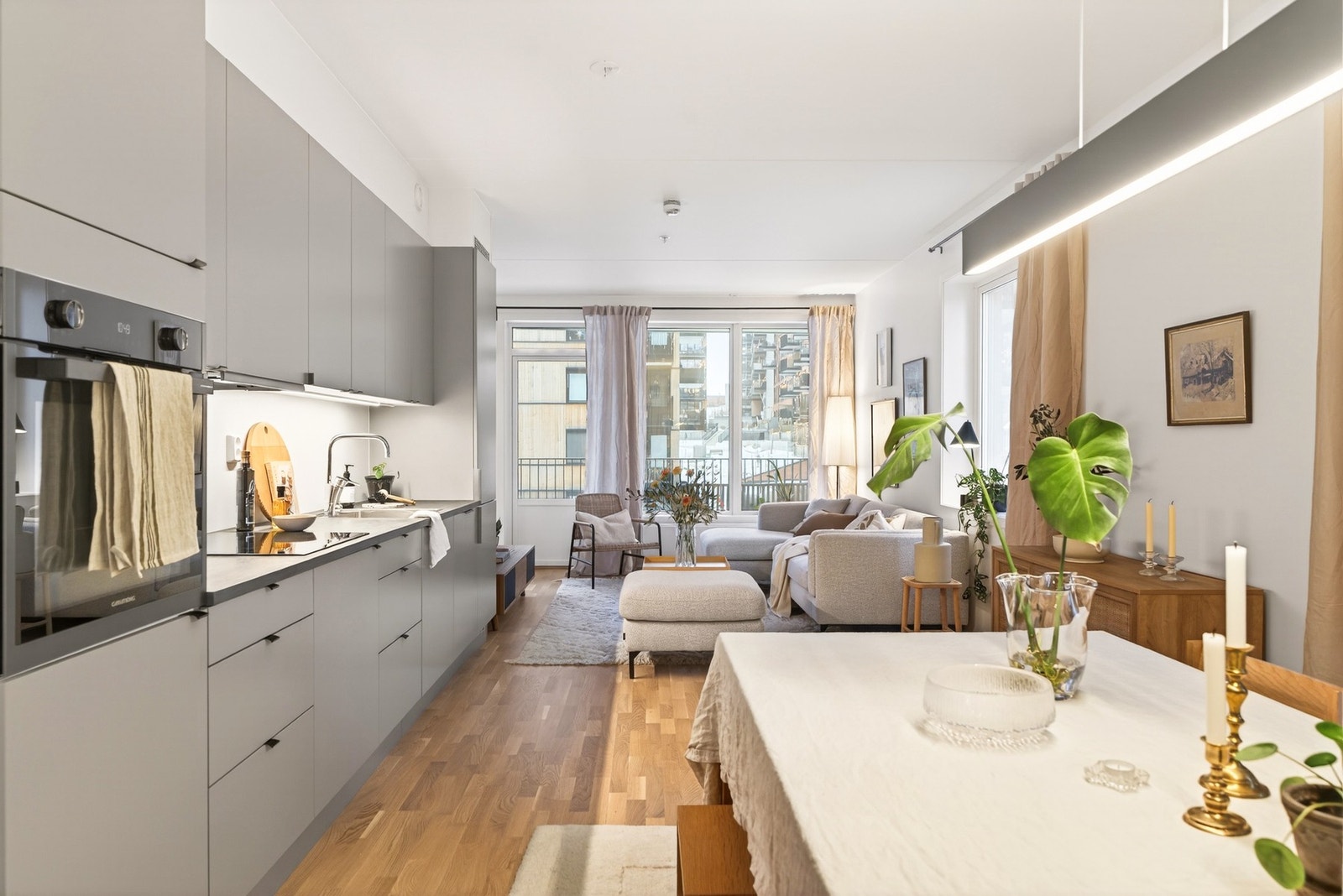 Oppholdsrommet fremstår lyst, moderne og innbydende med store vindusflater. Galleribilde