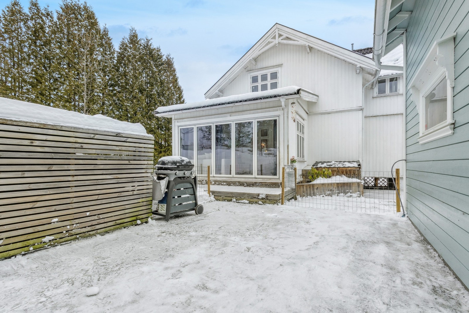 Platting ved garasjen - mye brukt i grillsesongen Galleribilde