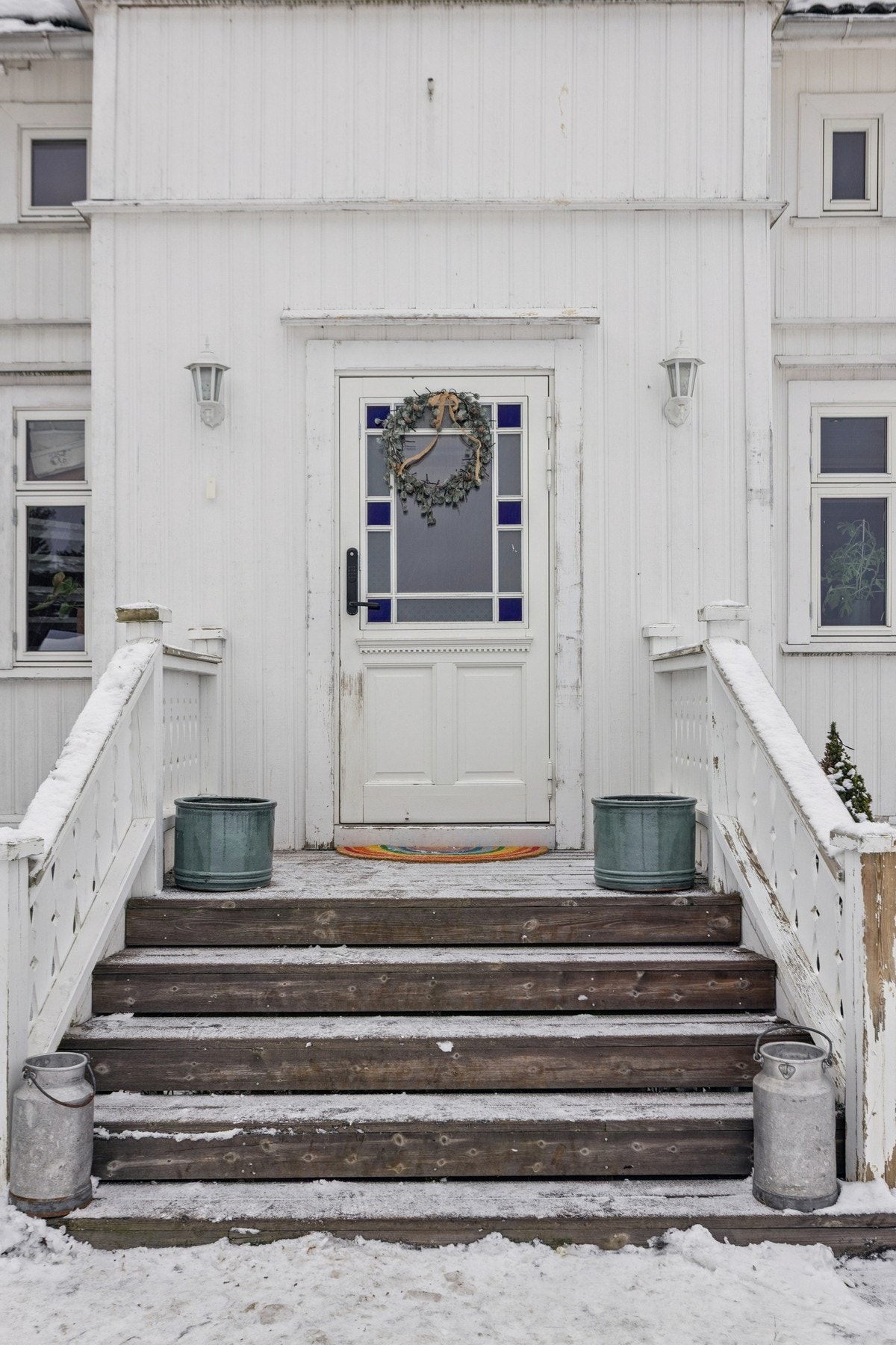 Velkommen inn. Inngangsparti er skrapet ned og klargjort for maling til våren Galleribilde