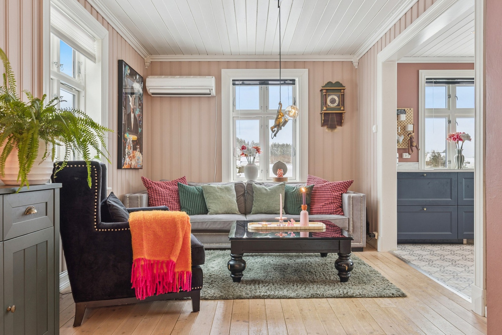 Stue med sittegruppe og behagelig varmepumpe Galleribilde