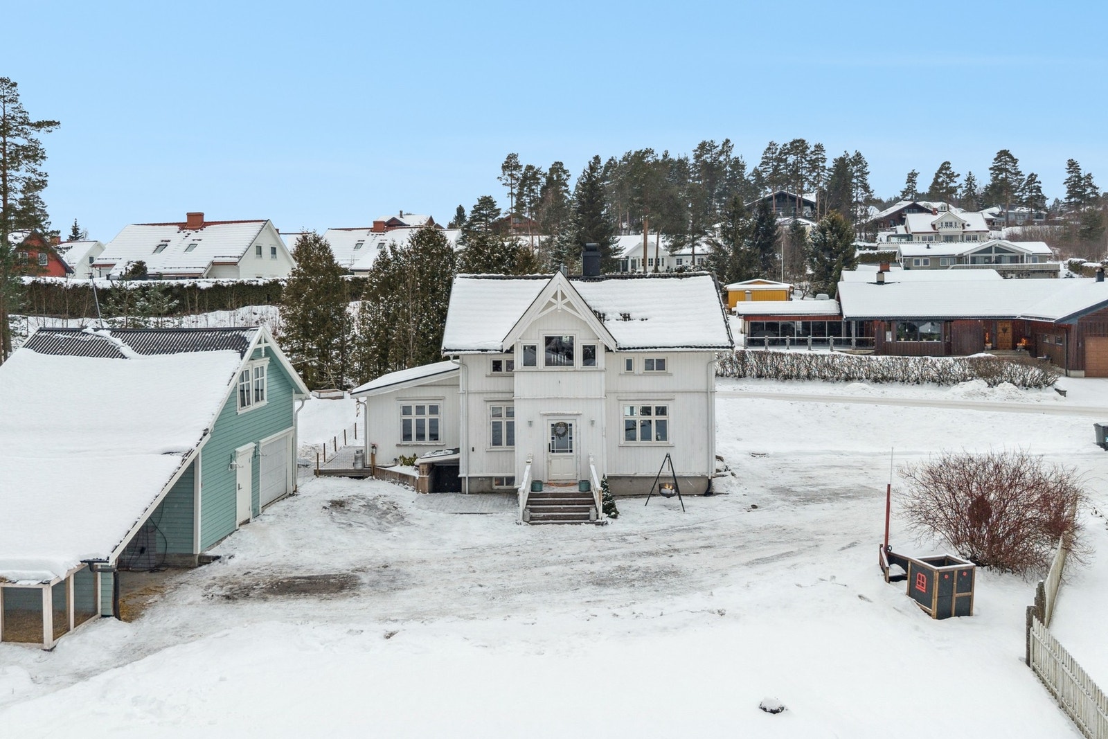 Godt opparbeidet tomt med gårdstun og hyggelige plenareal Galleribilde