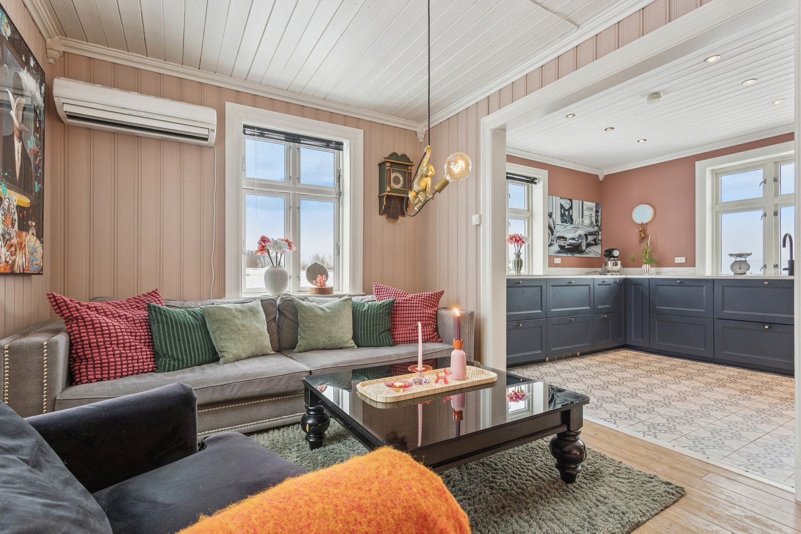 Sittegruppe og god interaksjon inn til kjøkken Galleribilde