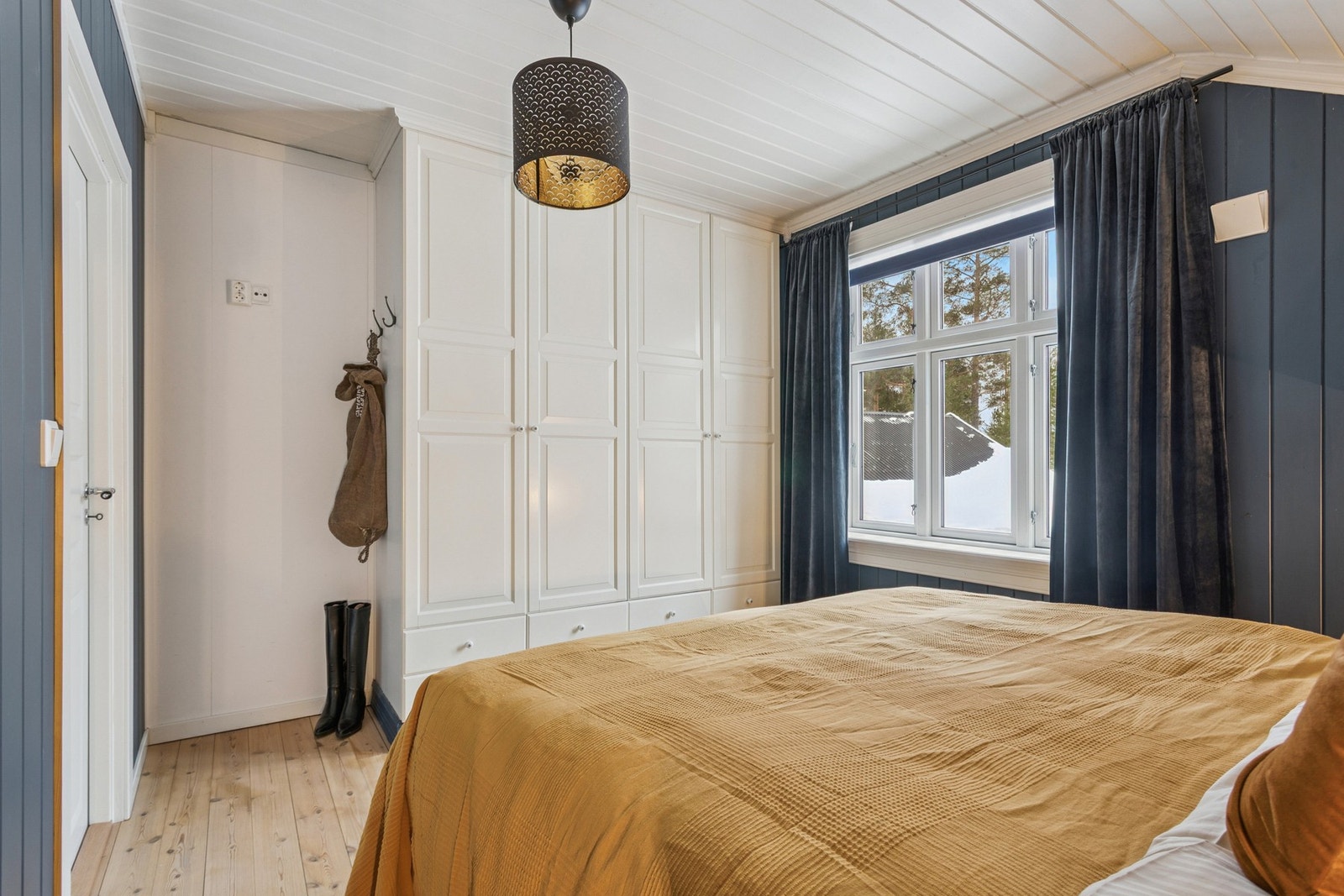 Romslig garderobe langs veggen Galleribilde