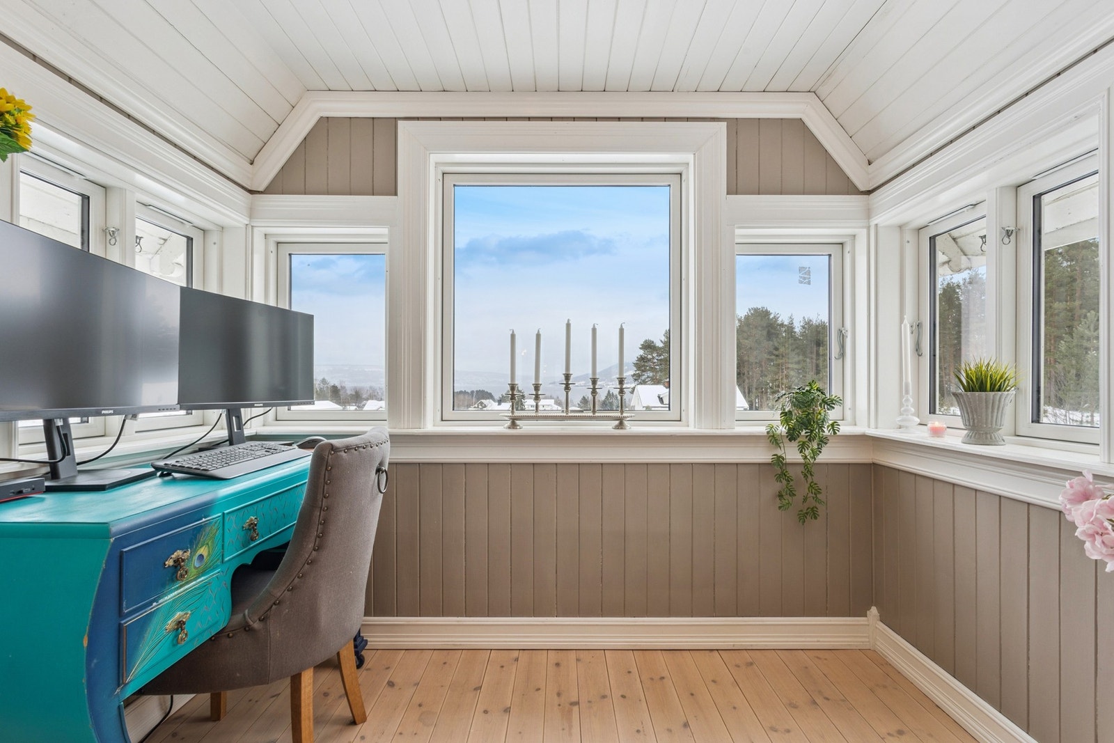 Boligens hjemmekontor del med magisk utsikt og gode solforhold Galleribilde