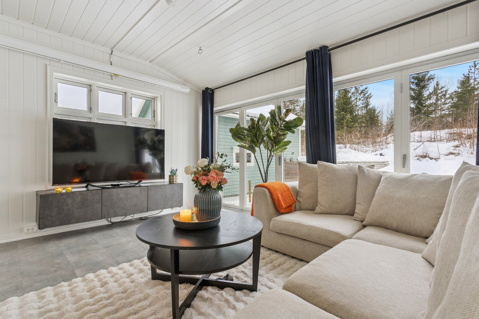 Vinterhage med utgang til terrasse Galleribilde