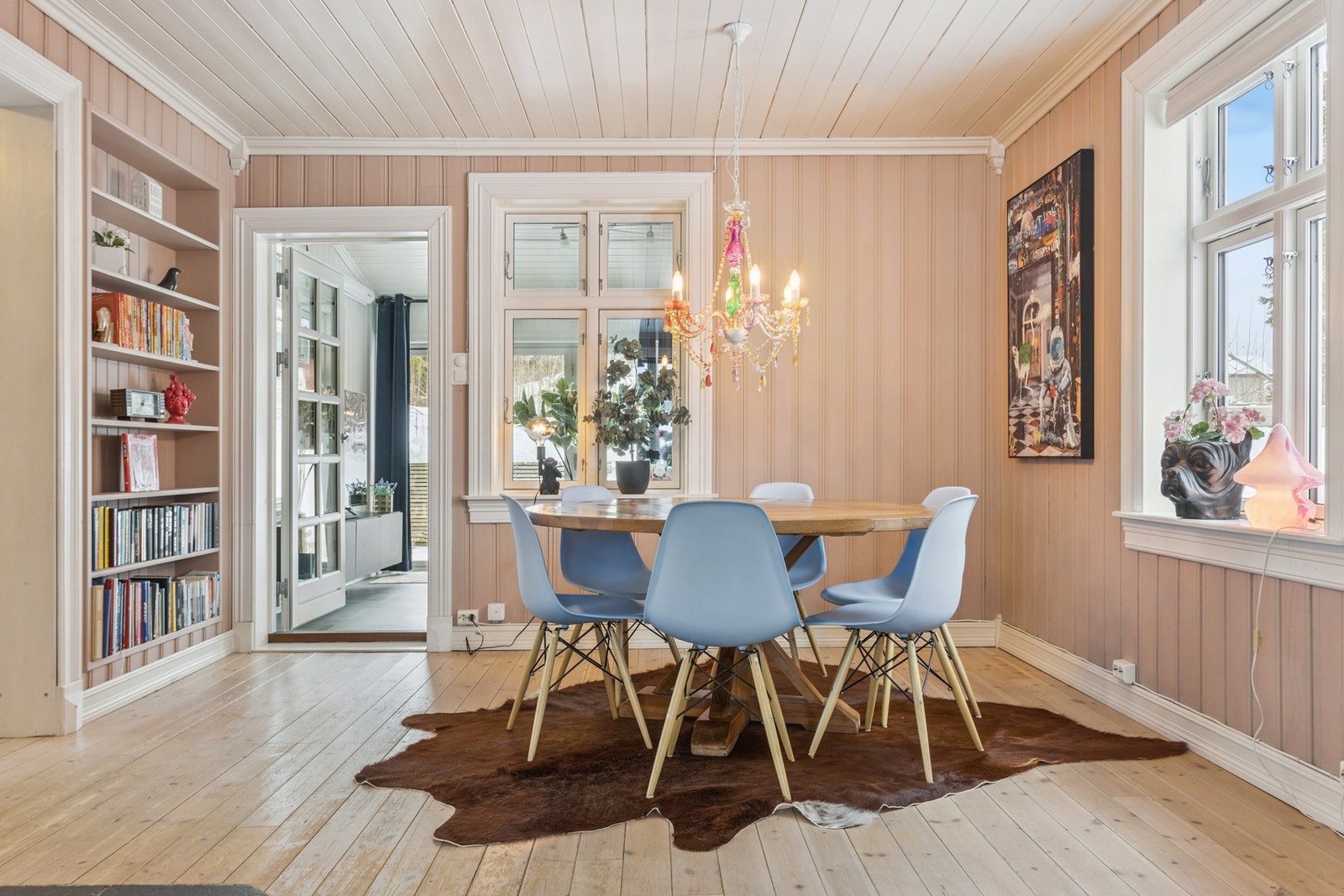 Plass til romslig spisestue Galleribilde