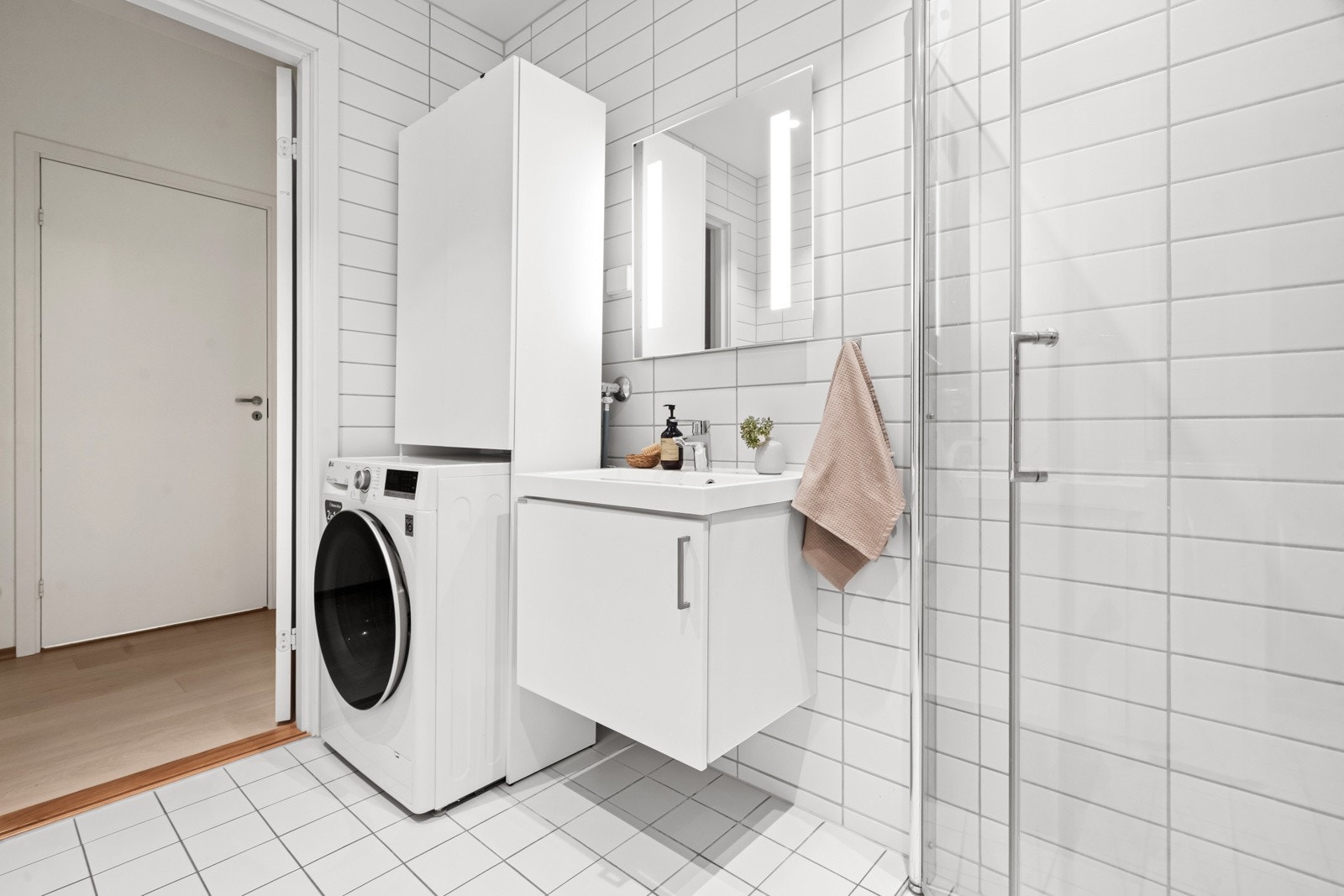 Baderommet har opplegg for vaskemaskin. Galleribilde