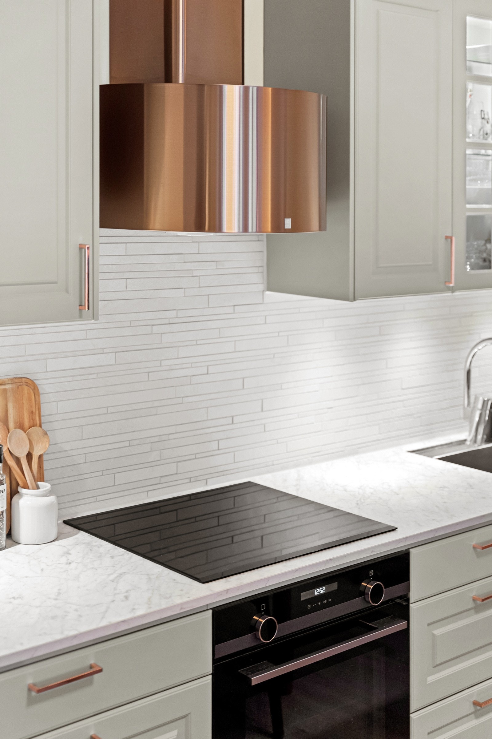 Kjøkkenet er utstyrt med integrert oppvaskmaskin, komfyr, platetopp og kjøl/frys, som alle følger med handelen. Galleribilde