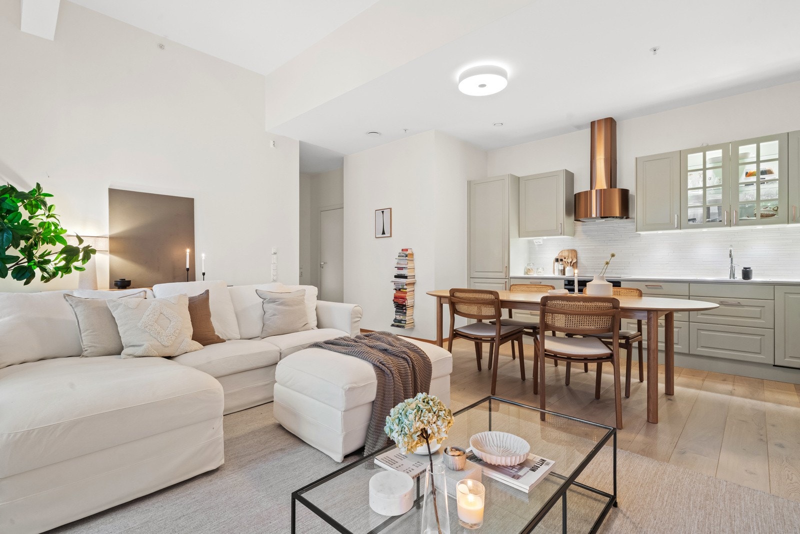 Stuen har gode møbleringsmuligheter med plass til sofagruppe med tilhørende møblement, tv-seksjon og spisebord. Galleribilde