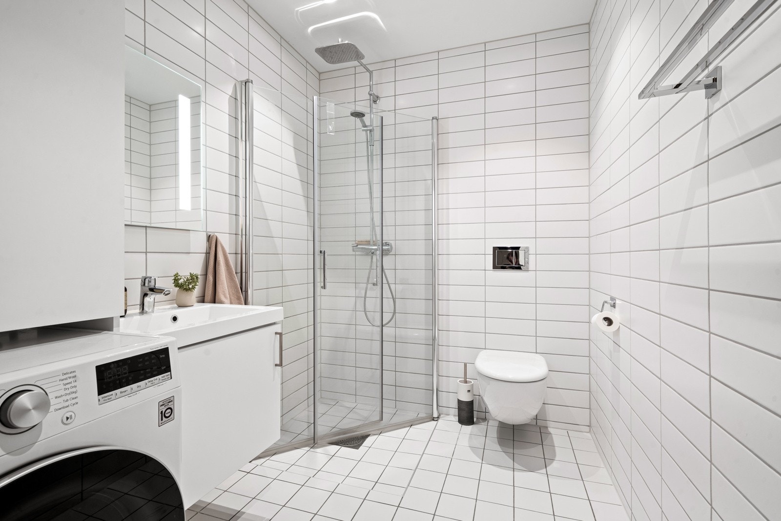 Leiligheten har et pent, flislagt baderom fra 2019. Galleribilde