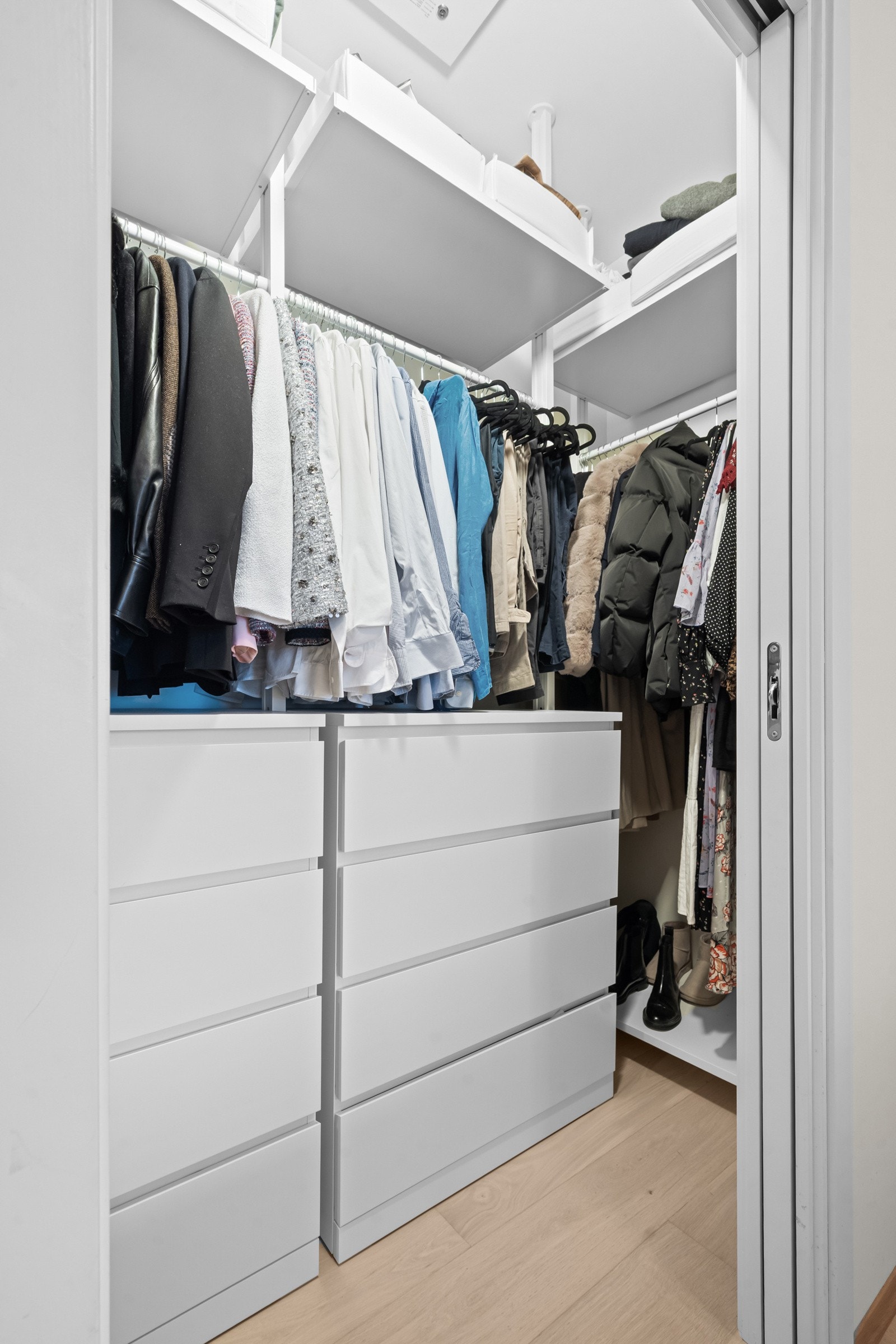 Det er god oppbevaringsplass i garderobeskap og omkledningsrom. Galleribilde