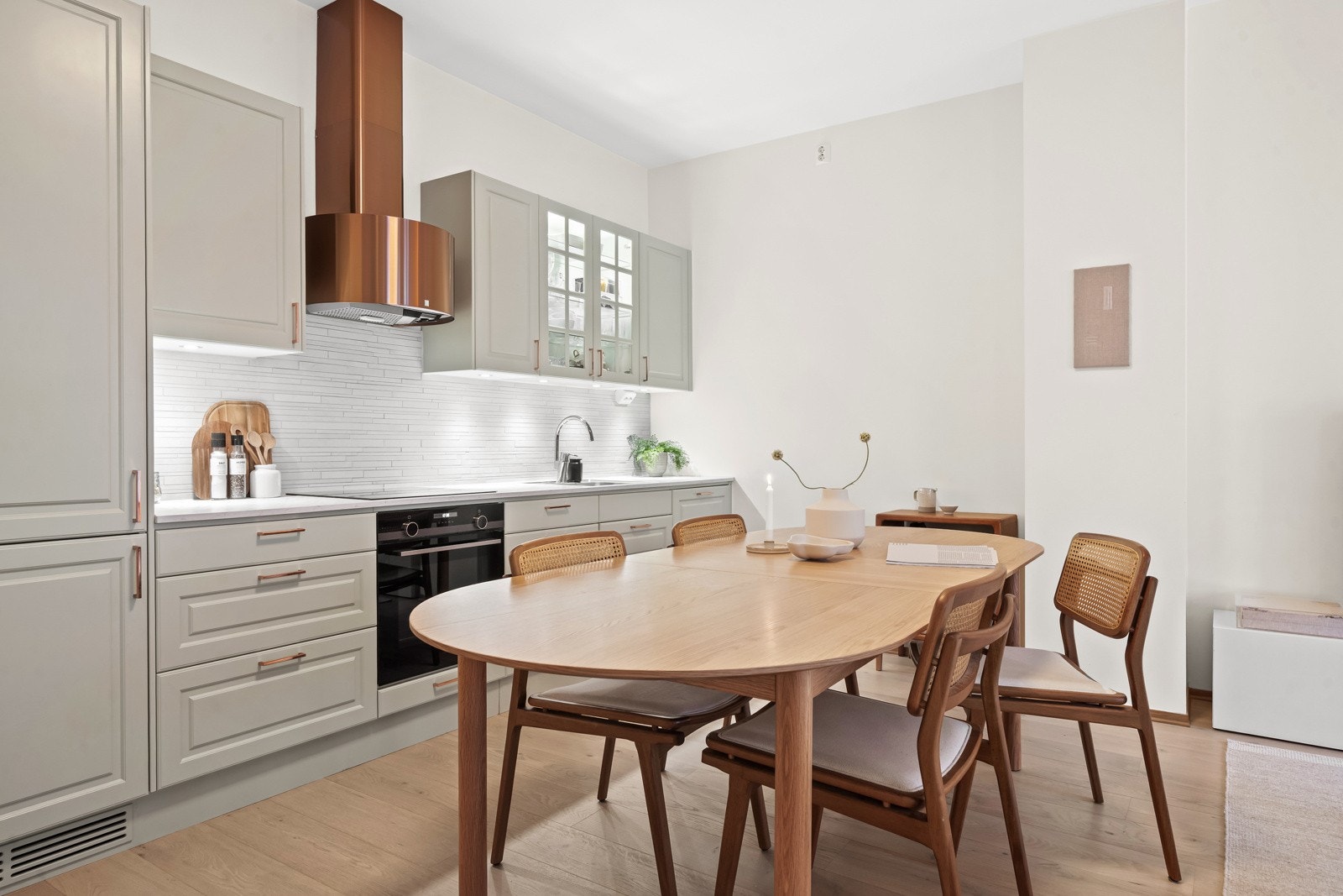 Stilrent kjøkken fra 2019 med innredning fra drømmekjøkken. Galleribilde