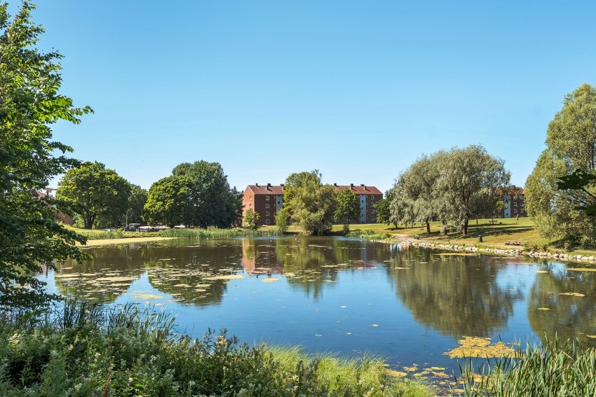 Gode tur- og rekreasjonsmuligheter i nærheten. Gangavstand til Valle Hovin med Hovindammen, store grøntarealer og ulike idrettsmuligheter. Galleribilde