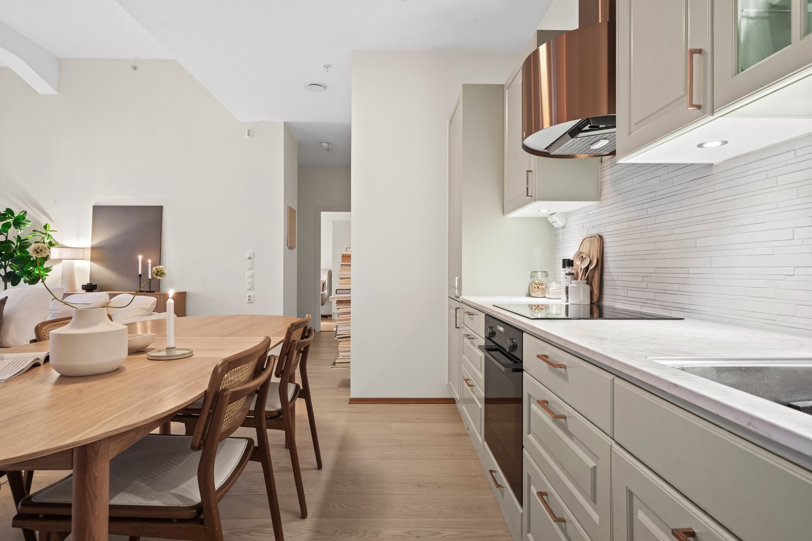 Det er montert aquastopper i oppvaskbenkeskap og komfyrvakt over koketopp. Galleribilde