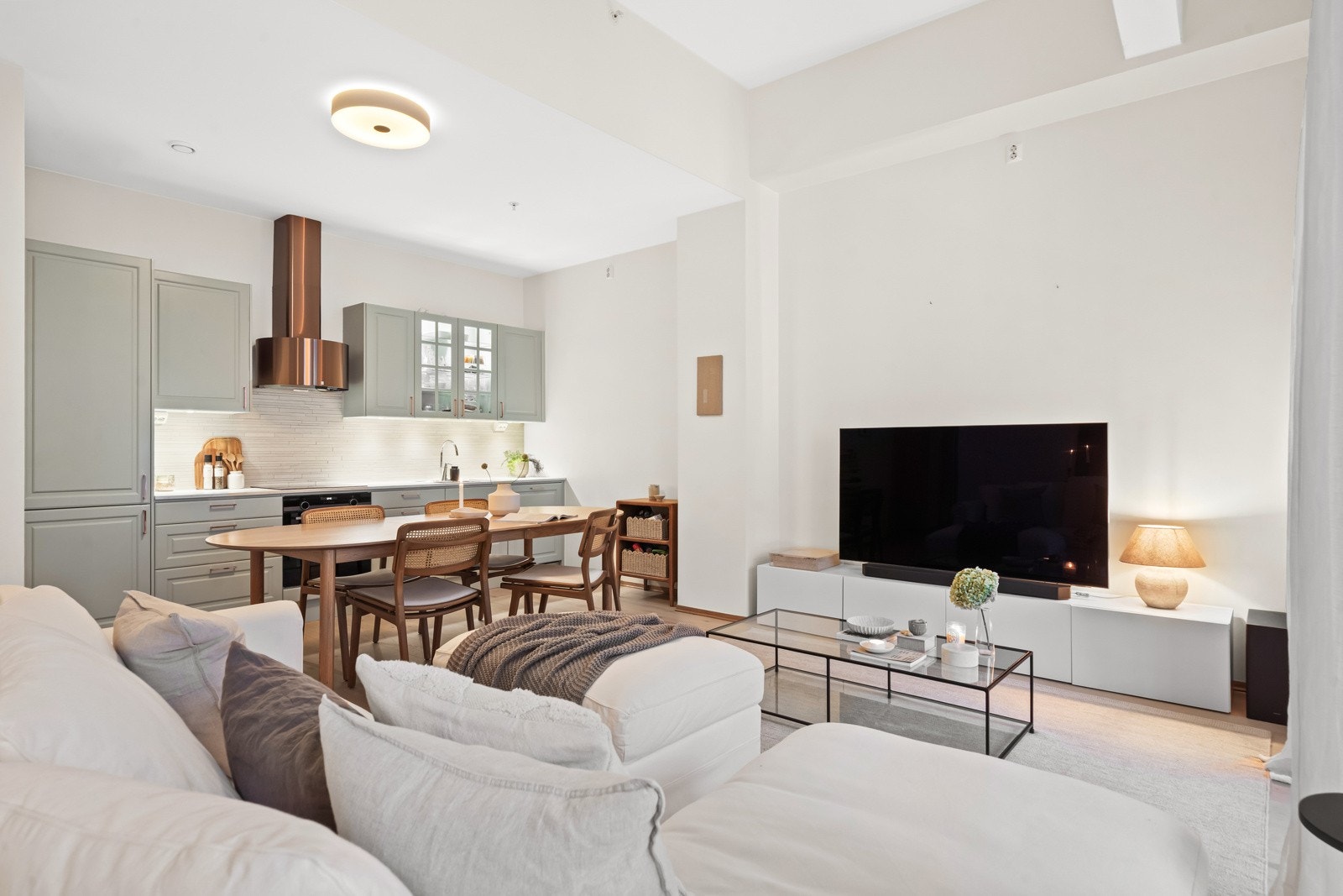 Stuen har en åpen løsning mot kjøkkenet, noe som sikrer en god utnyttelse av arealet og skaper et hyggelig og sosialt oppholdsrom. Galleribilde