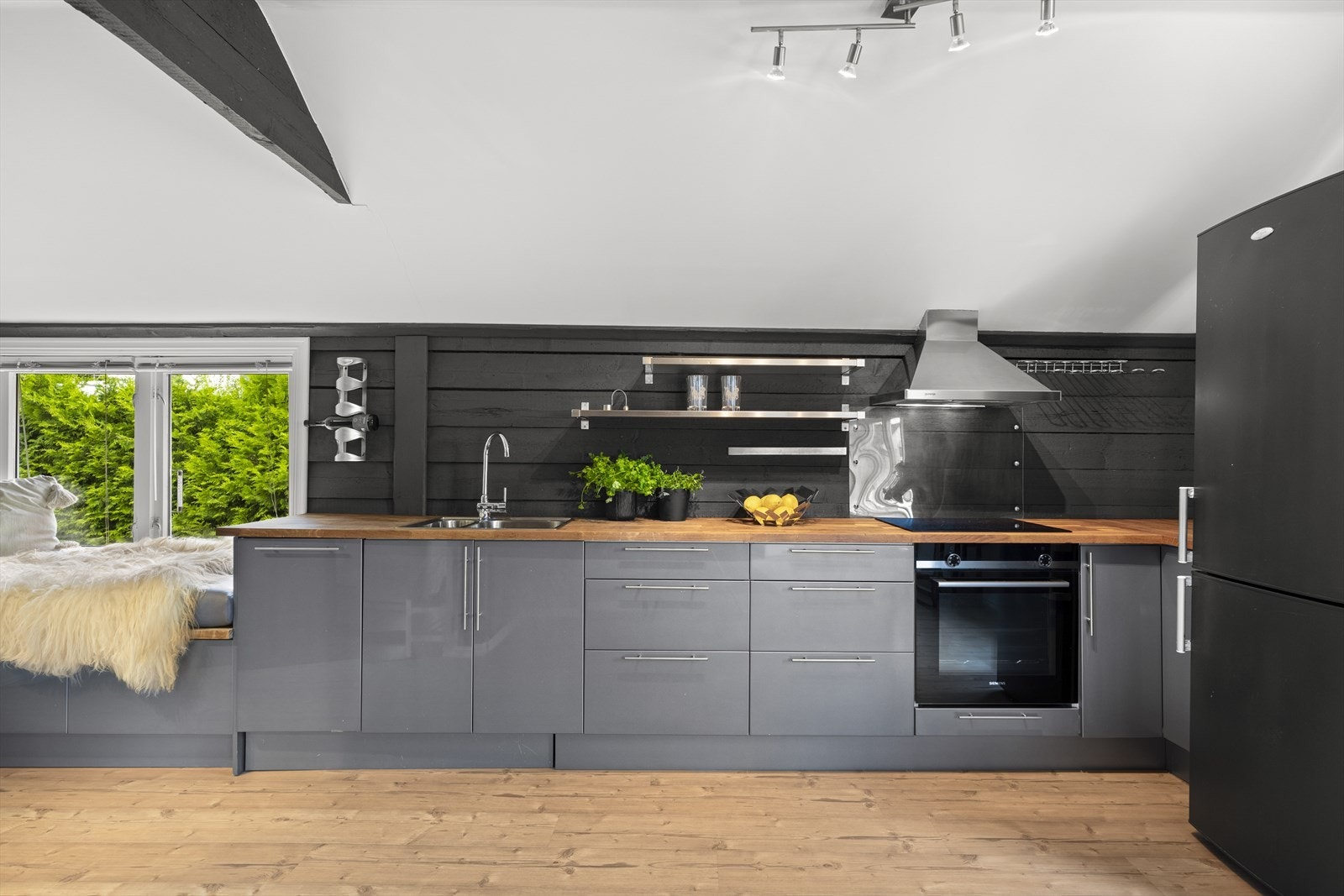 Leiligheten er beliggende i 2.etasje og inneholder: Bad/vaskerom, kjøkken, stue og soverom. Galleribilde