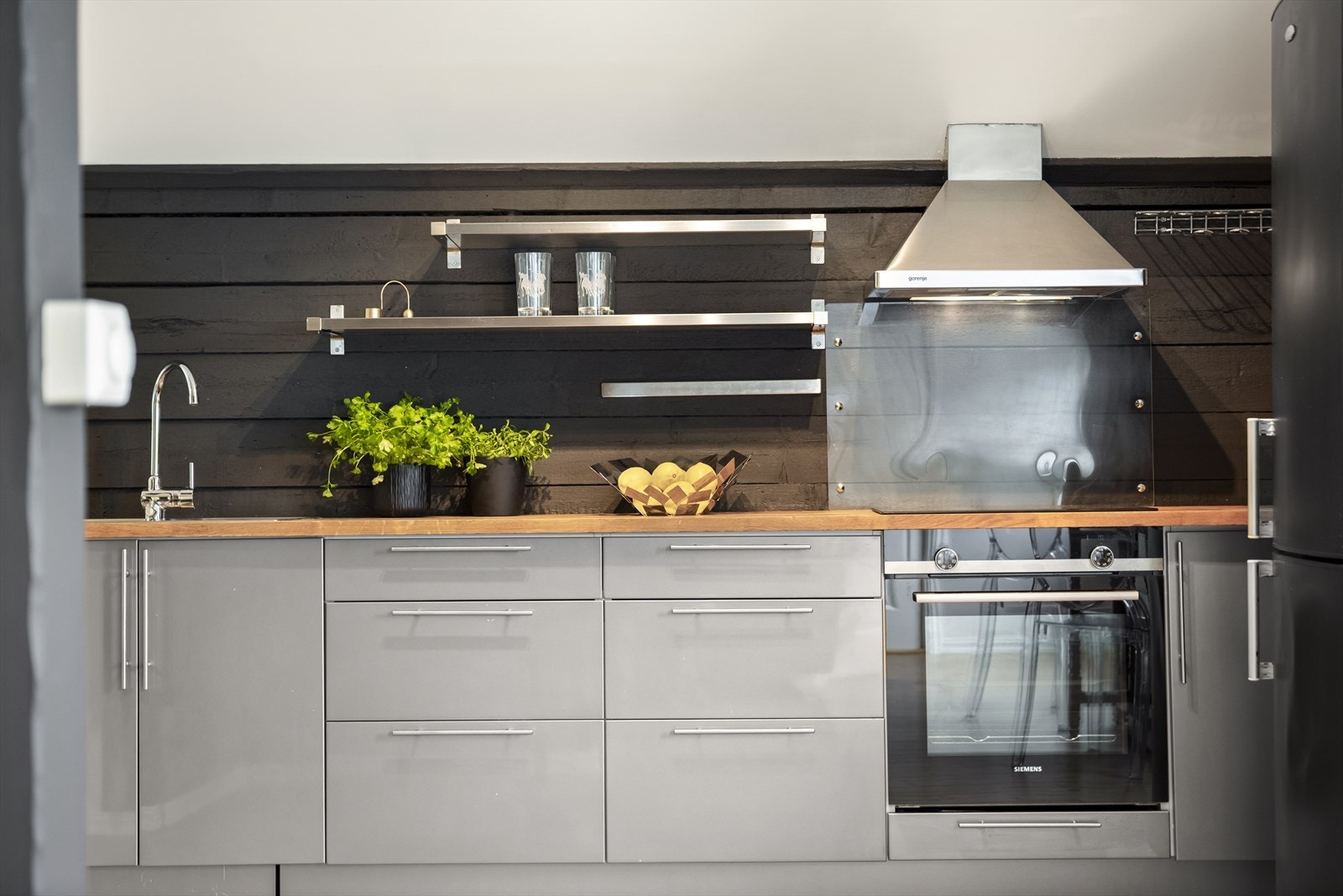 Kjøkkenet er utstyrt med hvitevarer som integrert oppvaskmaskin, induksjonstopp og stekeovn. Det er kjøkkenventilator med kullfilter. Galleribilde