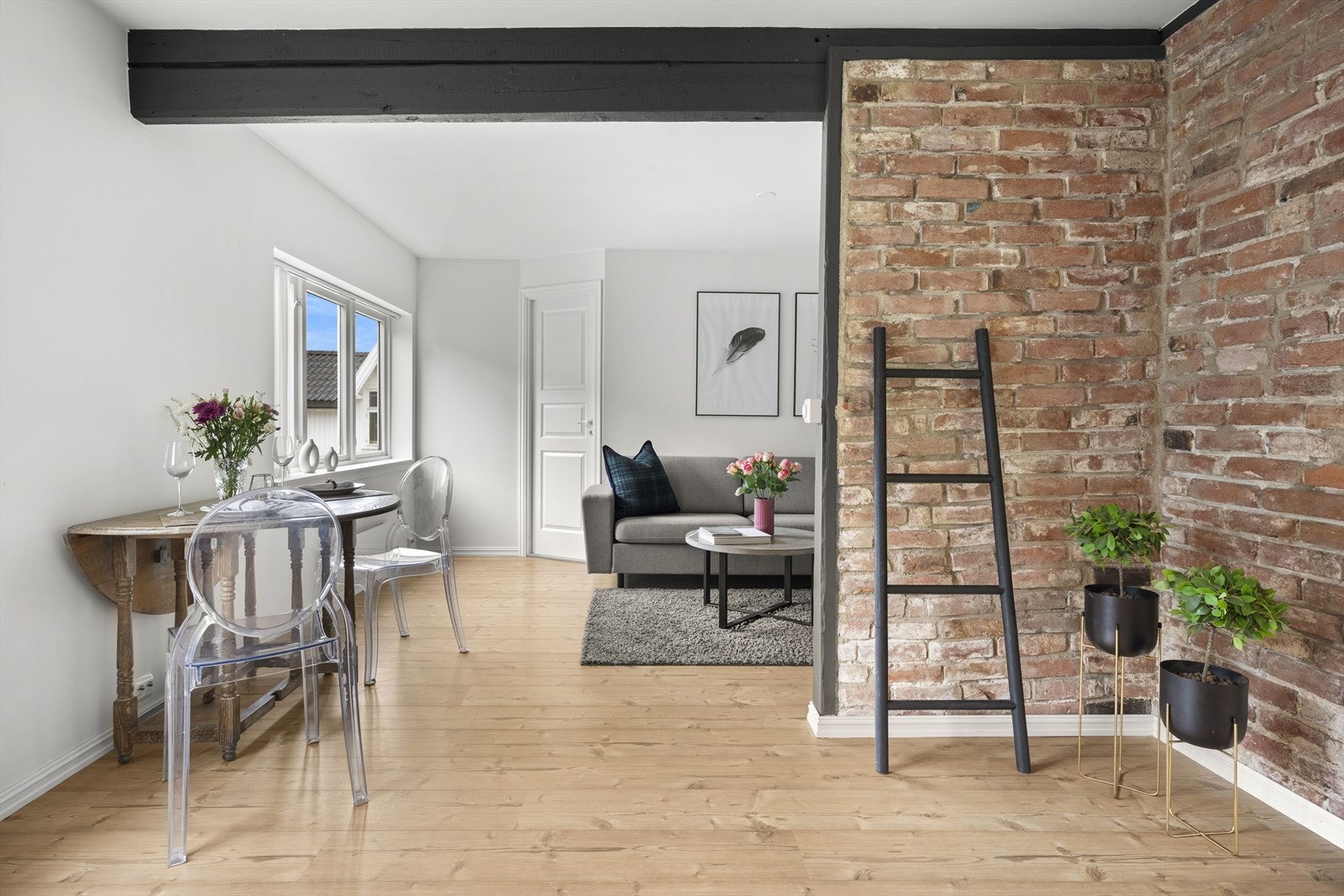 En sjarmerende leilighet med bjelker i tak og innslag av mur. Galleribilde