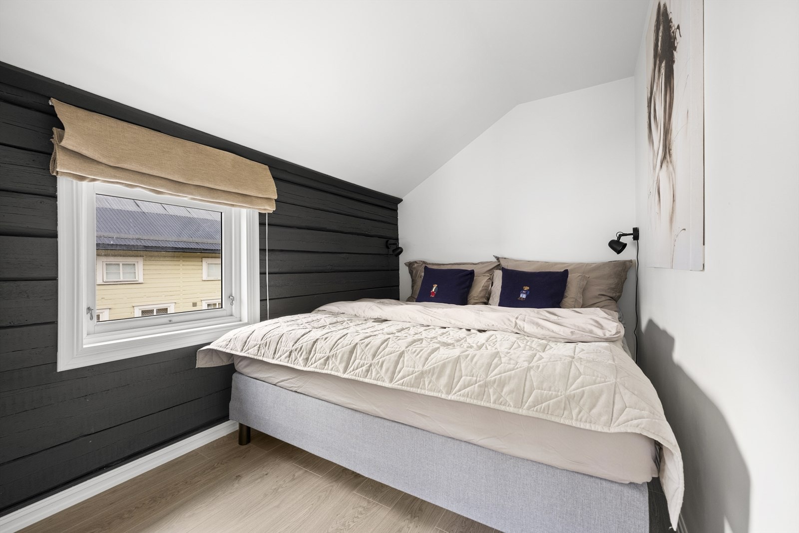 Soverommet har plass til dobbeltseng og har plassbygget garderobeløsning. Galleribilde