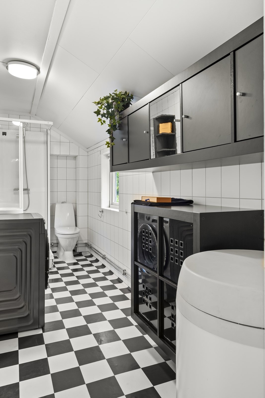 Plass til skap og hyller for oppbevaring. Galleribilde