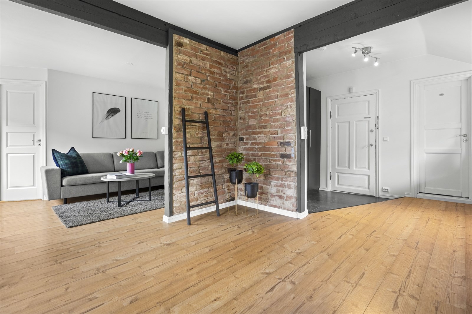 Alt av vegger, tak og gulv var nytt i 2012 (unntak av bad) Ihht. tidligere salgsoppgave. Galleribilde