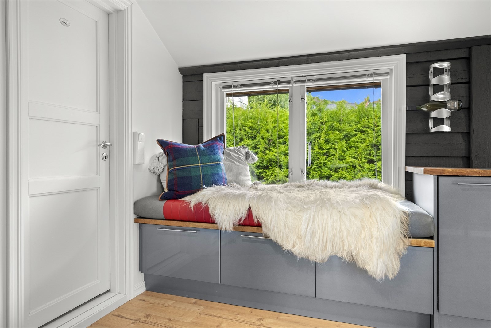 Sitteplass med oppbevaring, perfekt for avslapning med en bok eller en kopp kaffe. Galleribilde