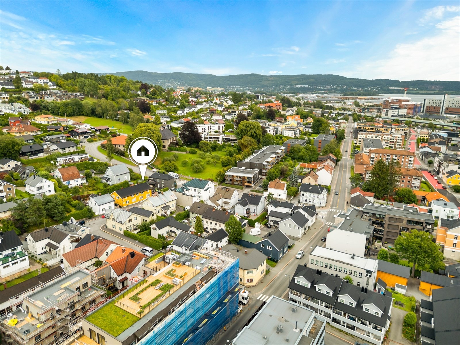 Brakerøya togstasjon ligger bare en kort gåtur unna, herfra tar det kun 35 min med tog til Oslo og ca. en time til Gardermoen. Galleribilde