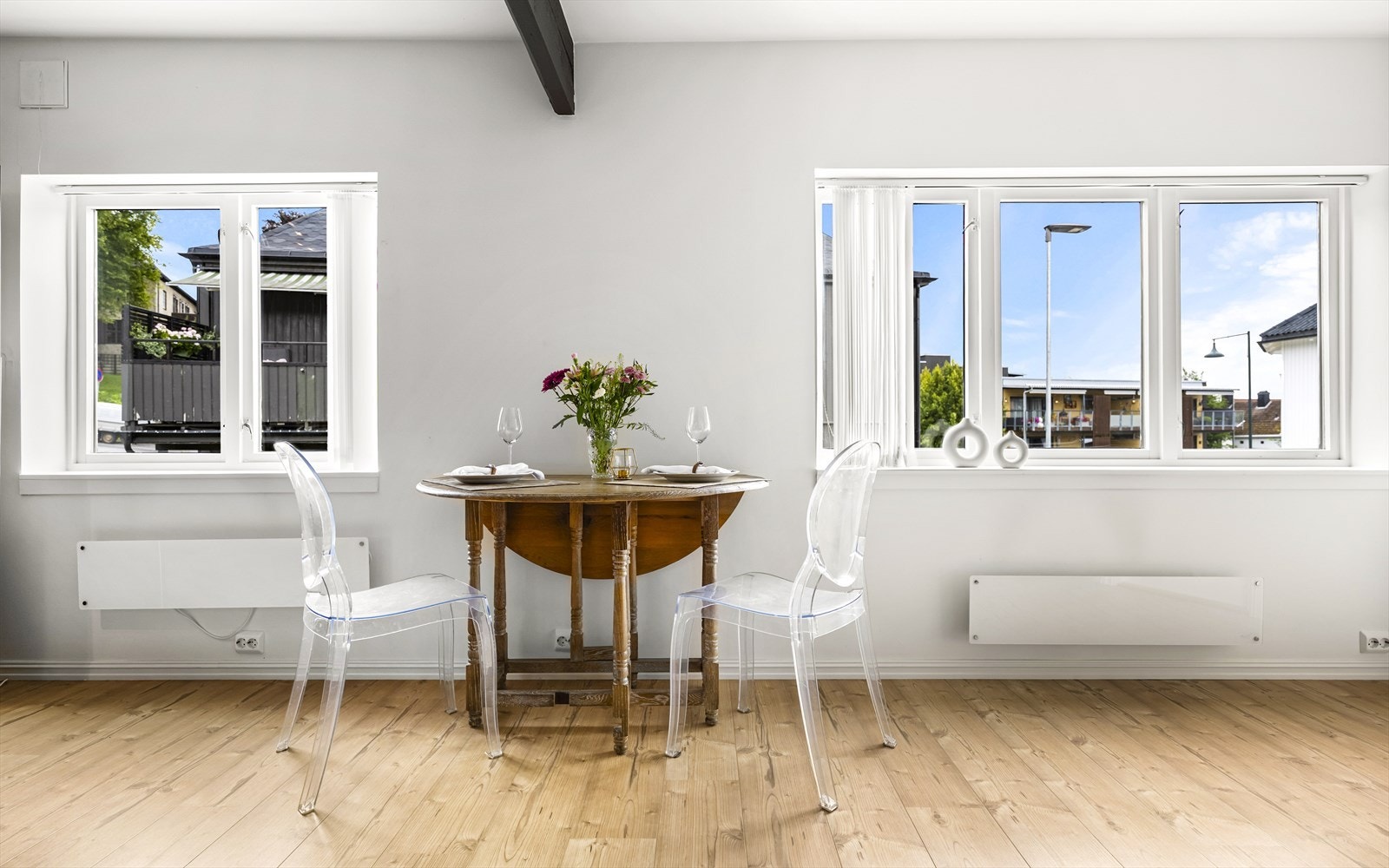 Vindusflatene i stuen bidrar til godt med naturlig lys inn. Galleribilde