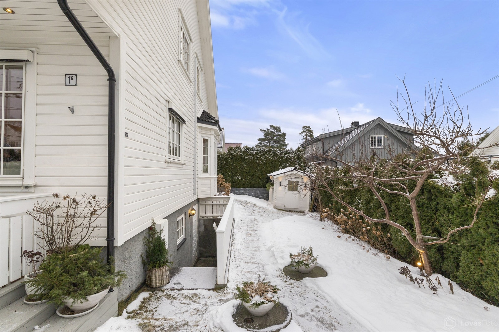 Hagen er pent opparbeidet med steinlagt inngangsparti mot øst, plenareal mot syd og vest, samt vestvendt terrasse. Utebod i hagen Galleribilde