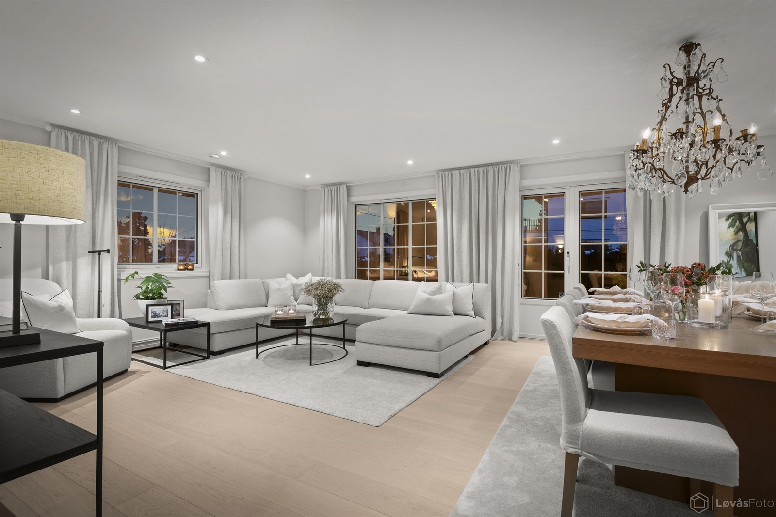 Boligen er tegnet av arkitekt Nils Haugrud og har en god og gjennomtenkt planløsning som åpner for flere bruksmuligheter, bl.a. med tilrettelagt for hybel i kjelleretasjen Galleribilde