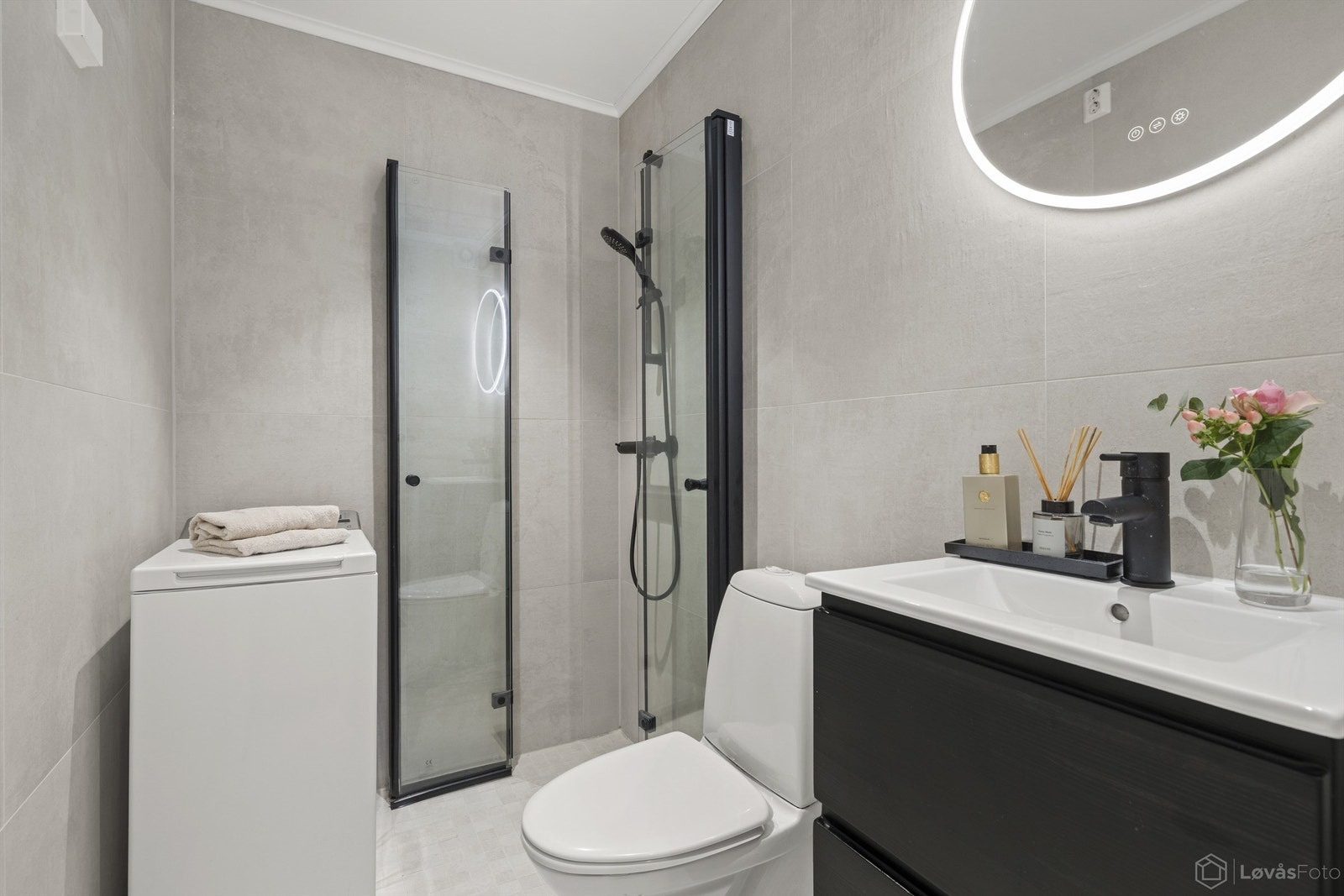 Flislagt bad som ble pusset opp i 2024. Varmekabler i gulvet og downlights i himling. Opplegg for vaskemaskin Galleribilde